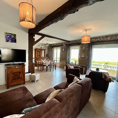 Charming Seaside Family - Sleeps 8 *